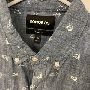 Men’s Bonobos XS tailored fit chambray blue shirt sleeve button down fish print